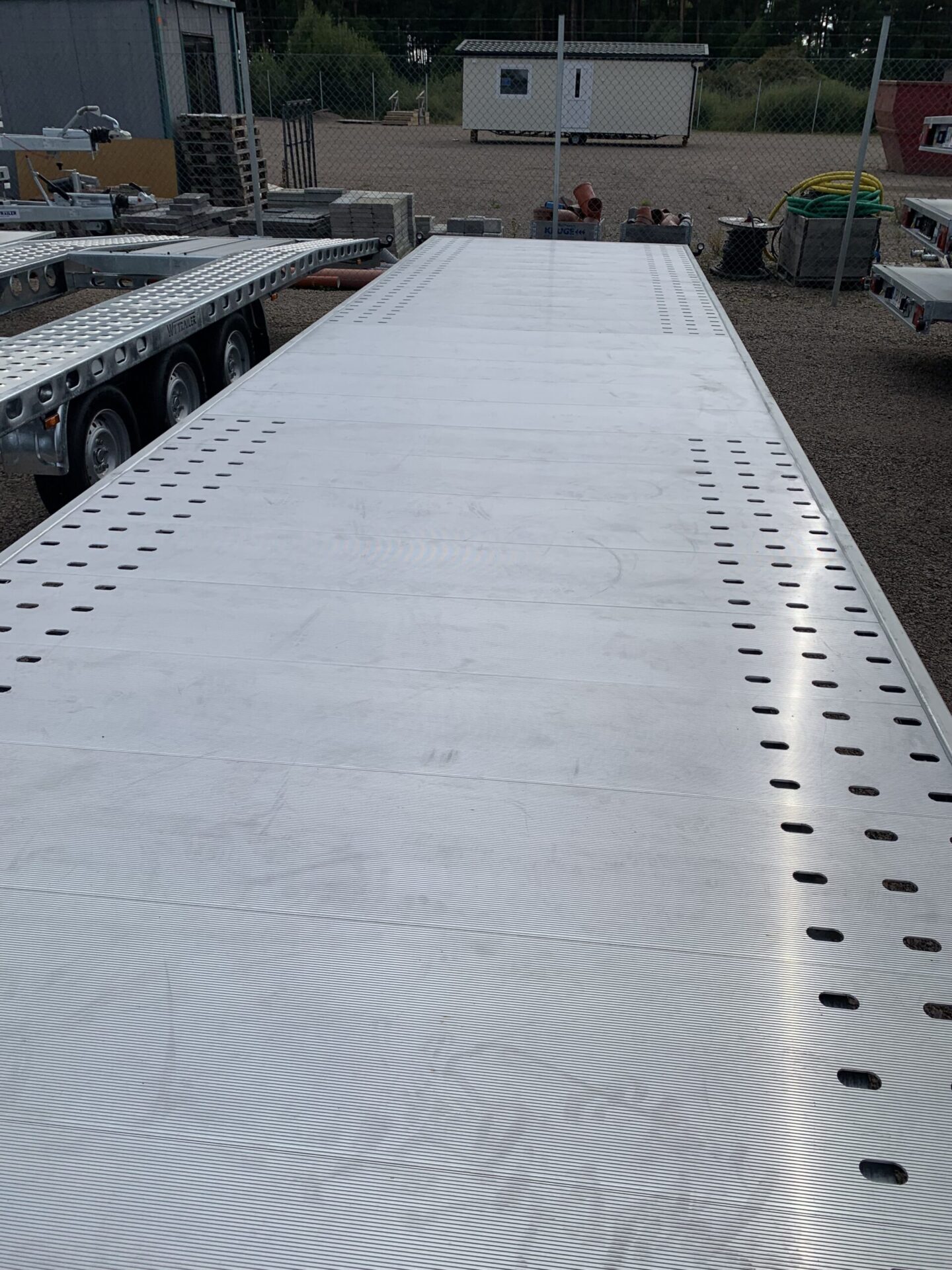 IMG_0891-scaled-1 Hel botten med aluminium durk till Biltransport hydralik 3 axlar, 6,5 -7 m - Bilde 1